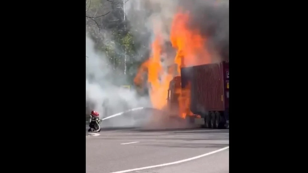 Flăcări pe DN7 Pitești-Sibiu, după ce un TIR a luat foc în mers