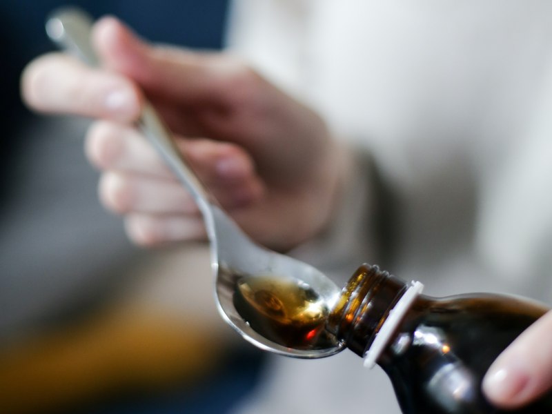 Mai mulți copii au murit după ce au folosit un sirop de tuse contaminat. Medicamentul a fost interzis