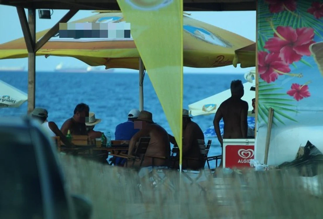 
    Paparazzii noștri au fost „în expediție” pe litoralul românesc, unde pe lângă stațiunile obișnuite au descoperit un loc în care toată lumea face nudism foto: Mihai Ionescu  