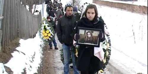 Colegii au însoţit-o pe Gabriela pe ultimul drum