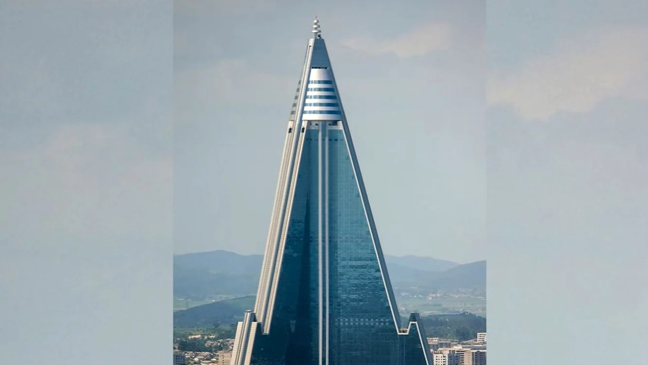 Hotelul Ryugyong din Coreea de Nord, cea mai mare clădire nelocuită din lume / foto: Captură video