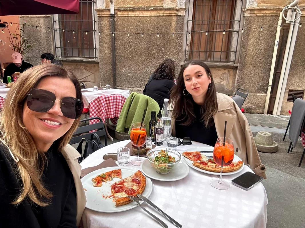 Mirela Retegan și Maya Sorian s-au bucurat de mâncarea tradițională italiană