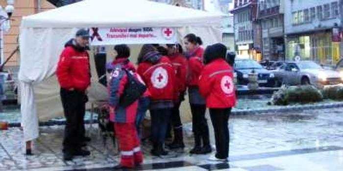 Voluntarii Crucii Roşii Buzău au împărţit pliante cu mesaje preventive şi prezervative   FOTO: Iulian Bunilă