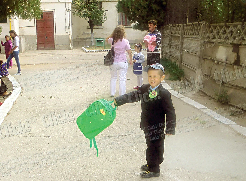 Andrei, 6 ani, nu se  mai desparte de  ghiozdanul lui cel nou