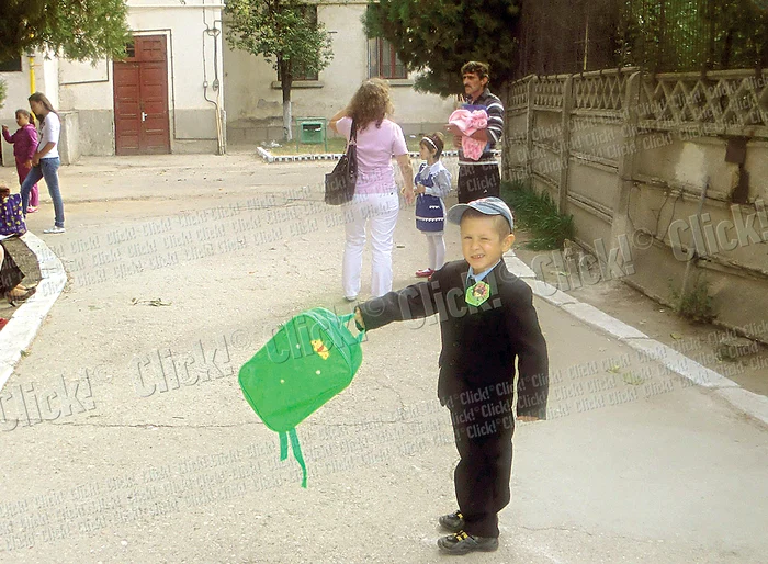 Andrei, 6 ani, nu se  mai desparte de  ghiozdanul lui cel nou