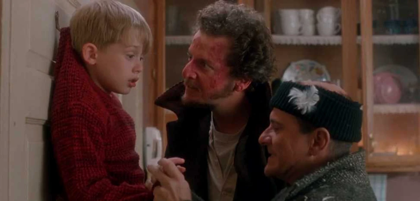 Macaulay Culkin a jucat rolul lui Kevin McCallister, un copil
rămas singur care face faţă hoţilor Marv (Daniel Stern) şi Harry
(Joe Pesci) FOTO Captură