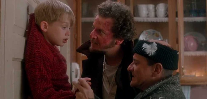 Macaulay Culkin a jucat rolul lui Kevin McCallister, un copil
rămas singur care face faţă hoţilor Marv (Daniel Stern) şi Harry
(Joe Pesci) FOTO Captură