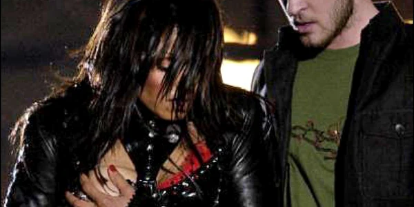 Janet Jackson şi Justin Timberlake, în timpul finalei Super Bowl 2004