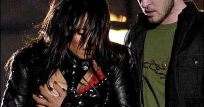 Janet Jackson şi Justin Timberlake, în timpul finalei Super Bowl 2004