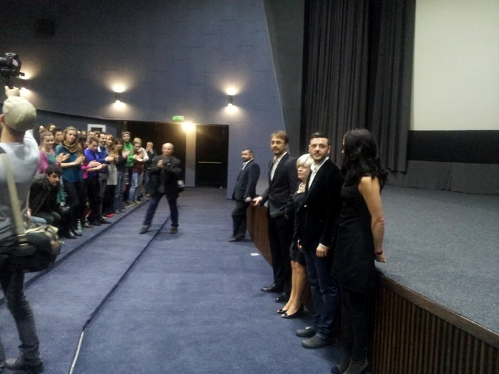 Clujenii i-au aplaudat minute în şir pe protagoniştii peliculei care a adus „Ursul de aur“ României. FOTO: Remus Florescu