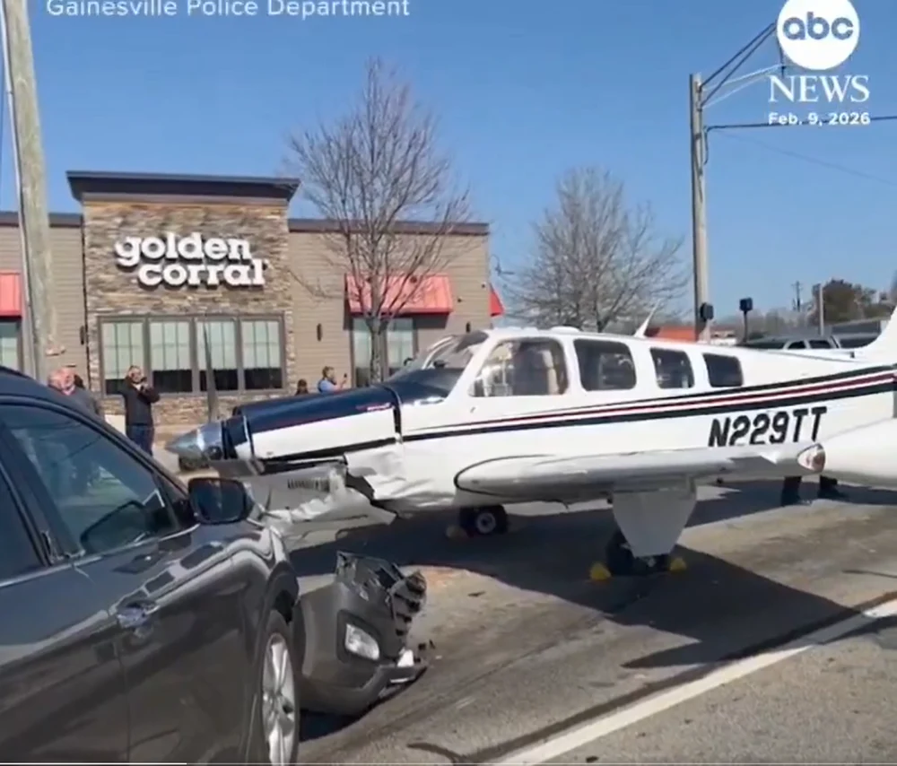 Momentul în care un avion de mici dimensiuni s-a prăbușit într-o intersecție aglomerată din Georgia