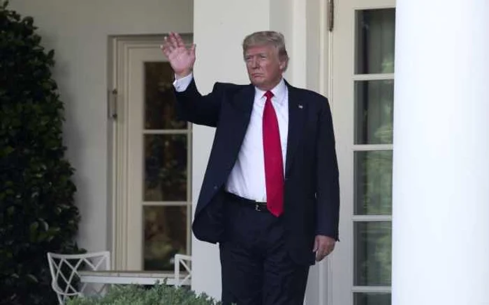 Donald Trump, declarând ieşirea Statelor Unite din Acordul de la Paris/ Foto: EPA