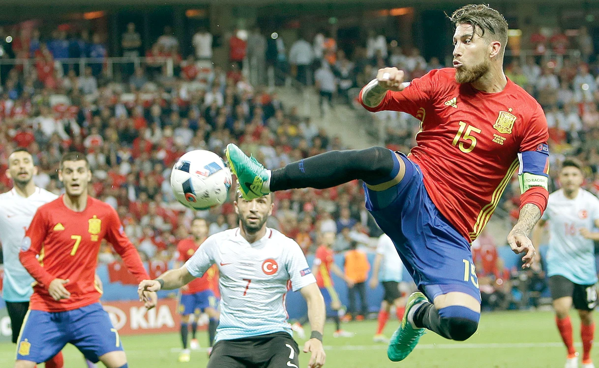 
    Naţionala Spaniei  este deja calificată  în optimile de finalăFoto: AP  