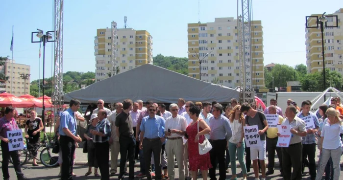 Protestatarii s-au adunat în faţa Prefecturii