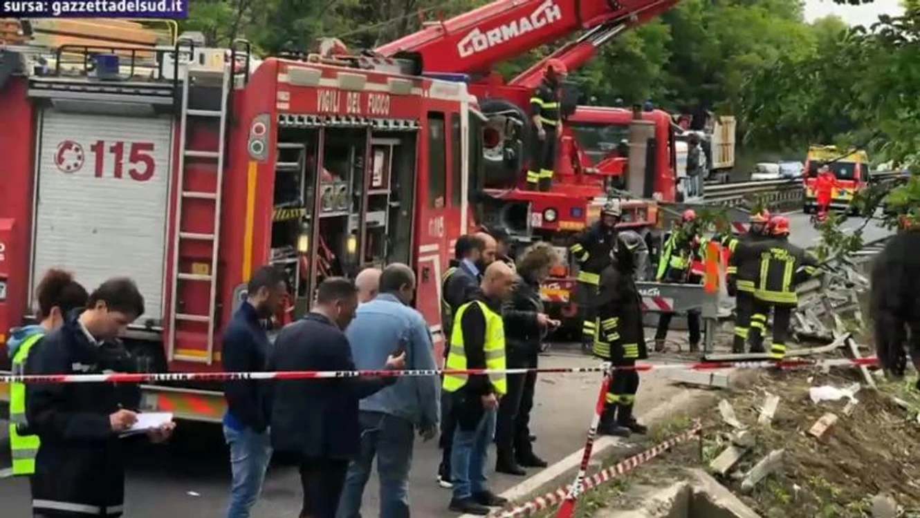 
     Un om a murit şi 37 au fost răniţi după ce vehiculul cu etaj s-a răsturnatFoto: Digi24  