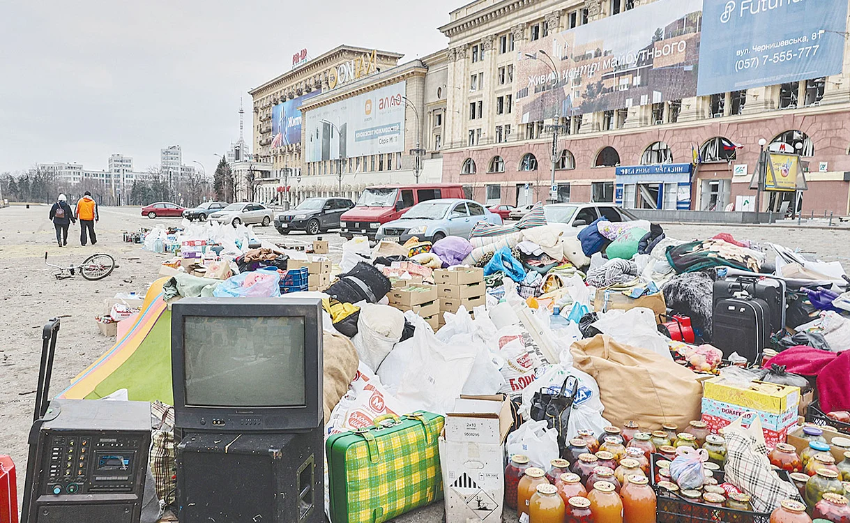 Voluntarii aduc în centrele marilor oraşe din Ucraina provizii pentru populaţia disperată