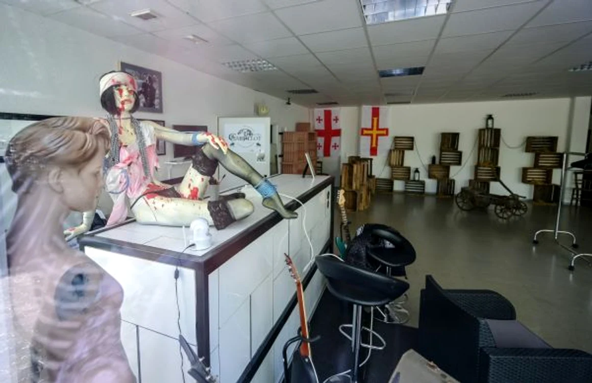 Magazinul medieval al unuia dintre turiştii germani găsiti străpunşi de săgeţi într-un hotel 14 MAI 2019 FOTO EPA-EFE