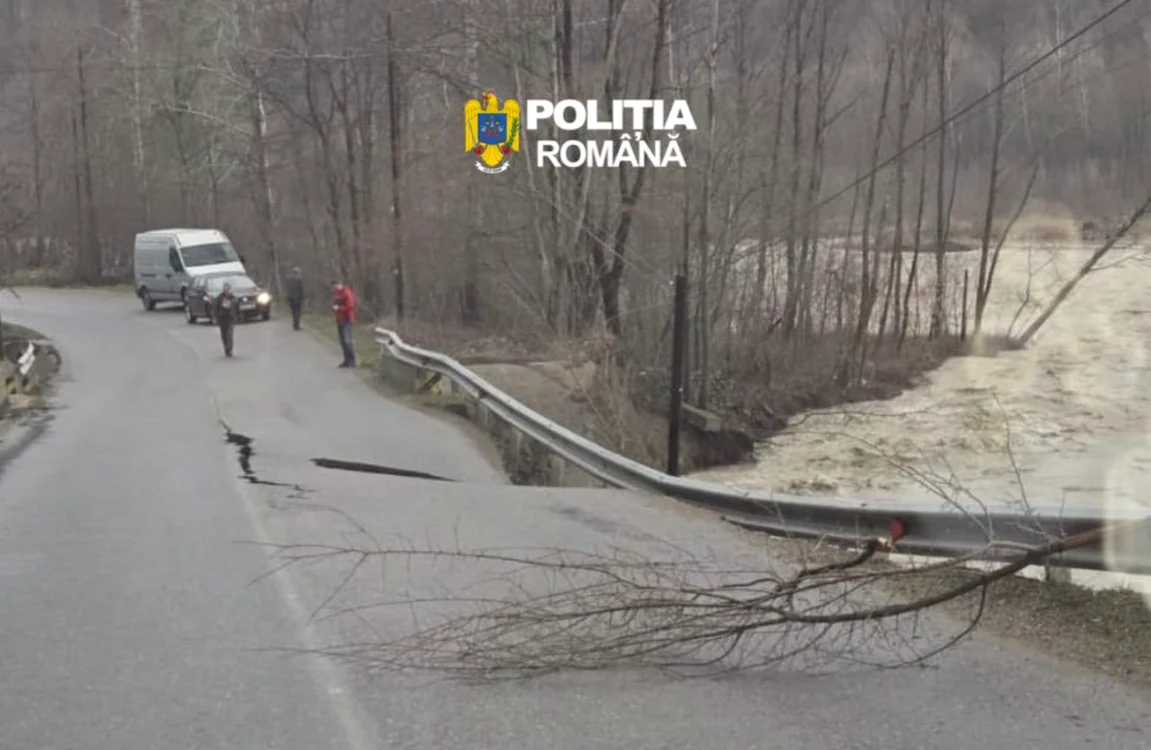 Alunecare de teren în Vrancea pe DJ 205 D. FOTO: Poliția Română