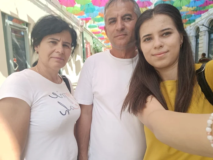 Andreea Morega și părinții săi / foto: Facebook