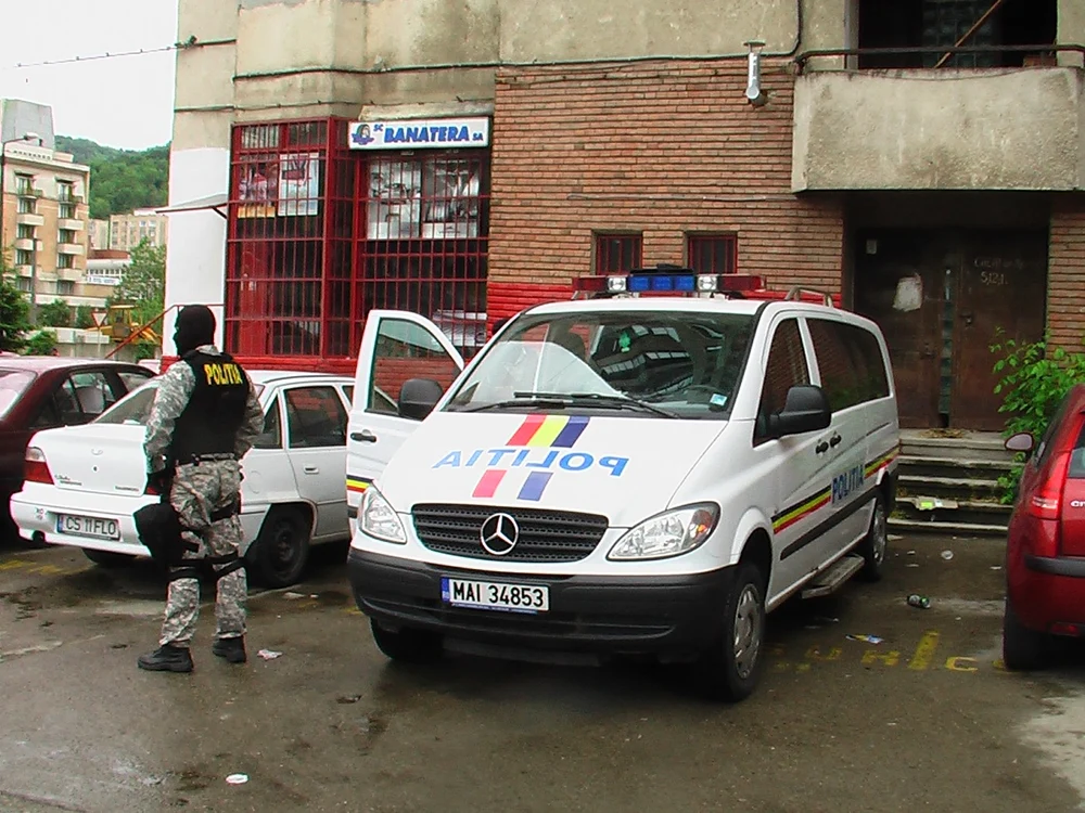 Procurorii DIICOT au fost sprijiniţi în acţiunea de la Slatina de către mascaţii IPJ Olt...