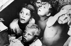 Copii sovietici adăpostiți, în timpul unui bombardament german, în primele zile ale celui de-al Doilea Război Mondial (© RIA Novosti / Wikimedia Commons)