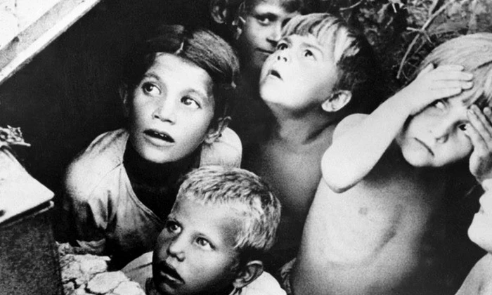 Copii sovietici adăpostiți, în timpul unui bombardament german, în primele zile ale celui de-al Doilea Război Mondial (© RIA Novosti / Wikimedia Commons)