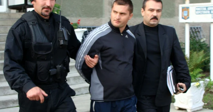 Poliţiştii i-au încătuşat pe contrabandişti