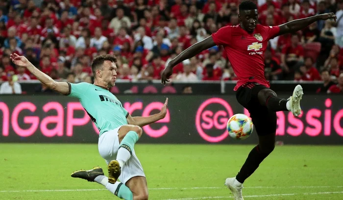 Axel Tuanzebe (dreapta) a trecut prin momente care ar fi putut escalda (FOTO: EPA)
