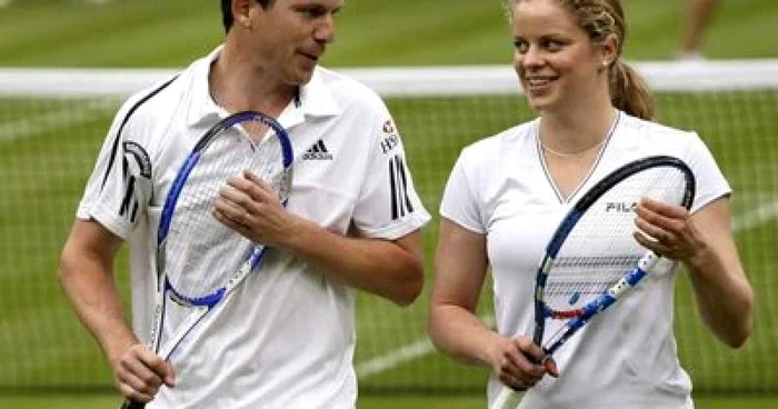 Tim Henman alături de Kim Clijsters la meciul demonstrativ de la Wimbledon (FOTO: EPA)