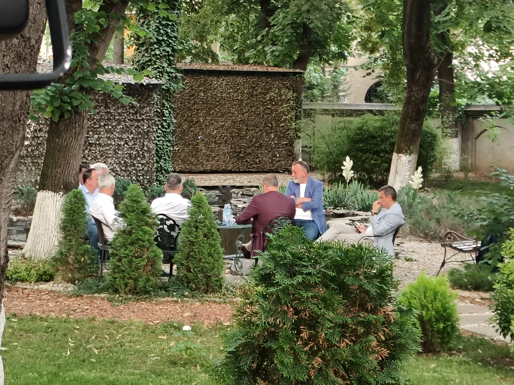 Membri marcanți PSD, în frunte cu premierul Ciolacu, în curtea sediului PSD FOTO Dana Arambescu