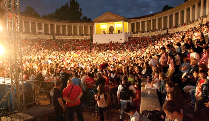 Dorian şi Alina au făcut  senzaţie la Arenele Romane (fotografii: pro tv)