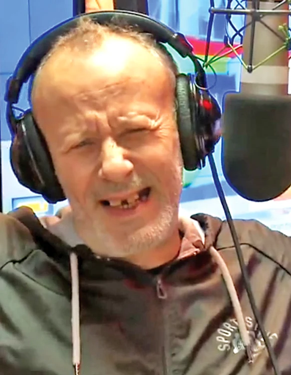 Mai 2014 Noroc că la radio  nu-l vede nimeni