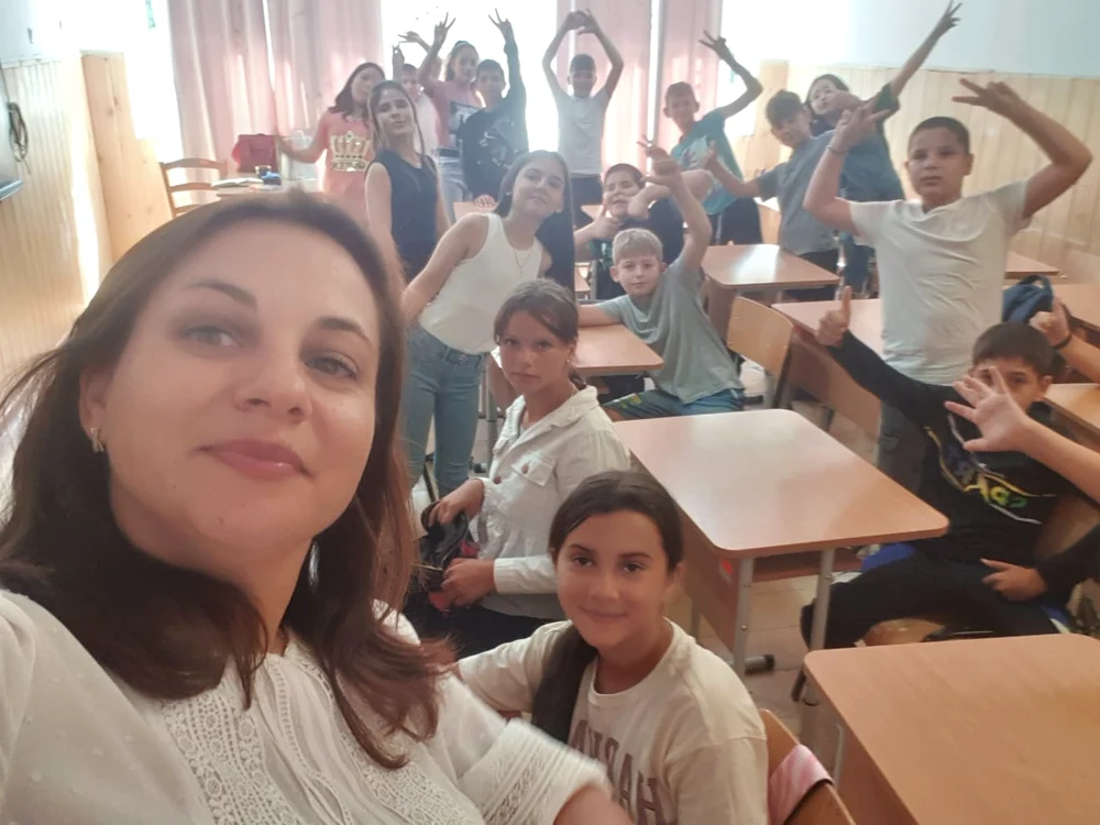 Mihaela alături de elevii săi FOTO arhiva personală