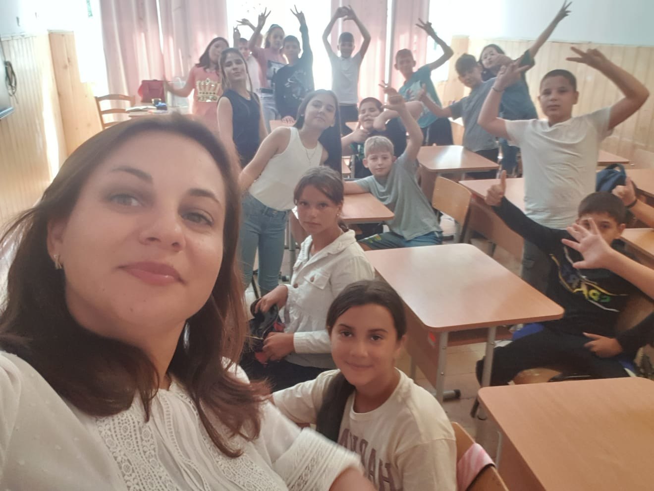 Profesoara care le cumpără elevilor rechizite, îmbrăcăminte și mâncare ca să nu renunțe la școală. „Doamna, vă iubim” Profesoara care le cumpără elevilor rechizite, îmbrăcăminte și mâncare ca să nu renunțe la școală. „Doamna, vă iubim”