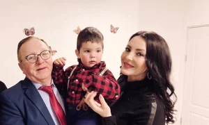 Angela Rusu alături de tatăl ei și de frățiorul ei, în vârstă de 3 anișori jpeg