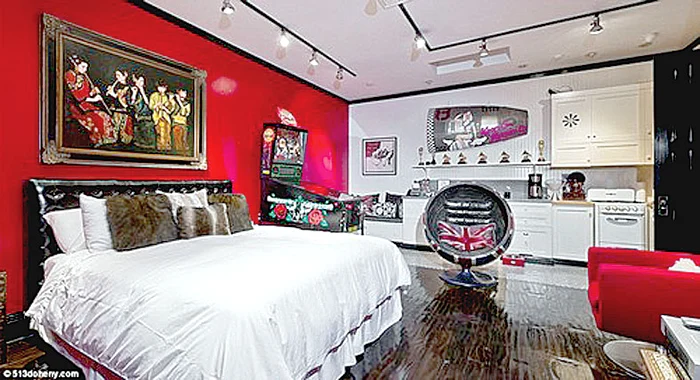 Acesta este patul în care  va dormi John cu gândul  la febleţea sa