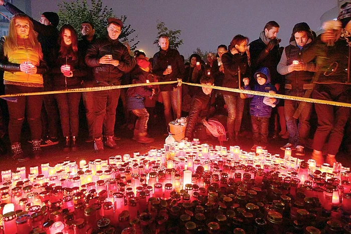  În fața clubului  „Colectiv” oamenii  aprind zilnic lumânări