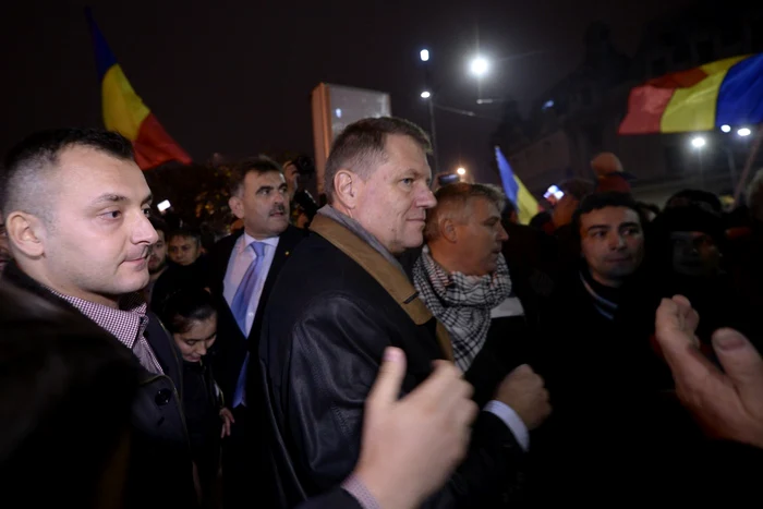 Klaus Iohannis în Piaţa Universităţii. FOTO: Mediafax