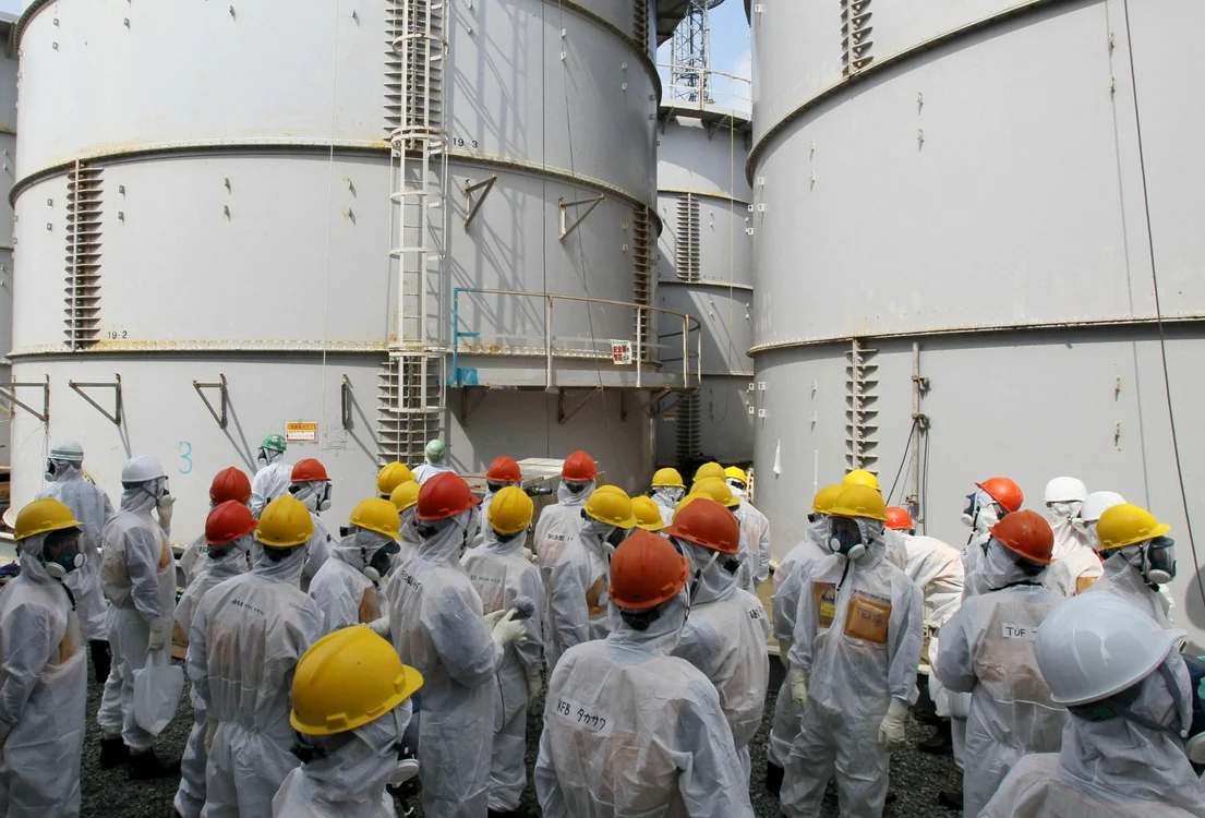 Muncitorii de la Fukushima sunt obligaţi să poarte echipamente speciale de protecţie FOTO Reuters