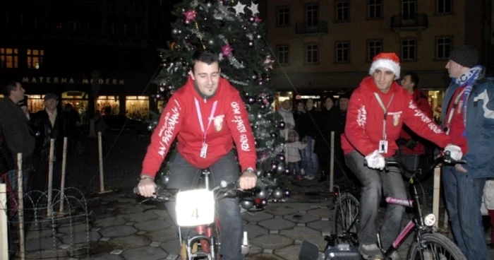 Anul trecut timişorenii au pedalat din greu la bradul din centru