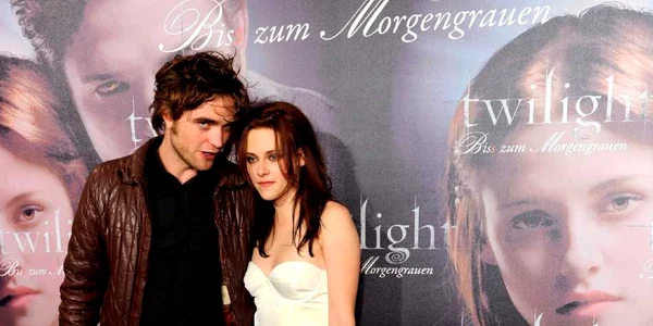 Robert Pattinson şi Kristen Stewart