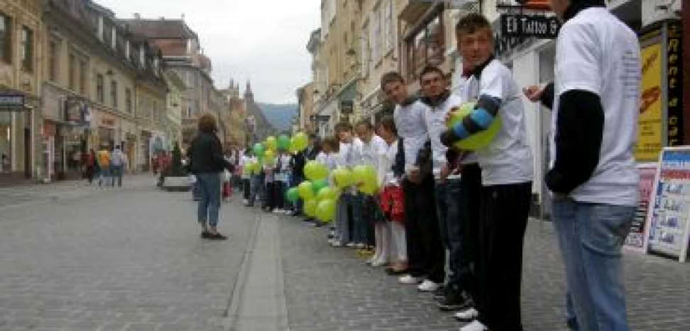 Braşov: Record - Cel mai mare lanţ de copii din lume (GALERIE FOTO)