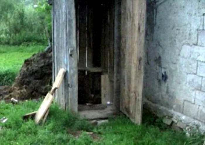 Băiatul de 13 ani s-a dezechilibrat și a căzut în WC-ul din curte