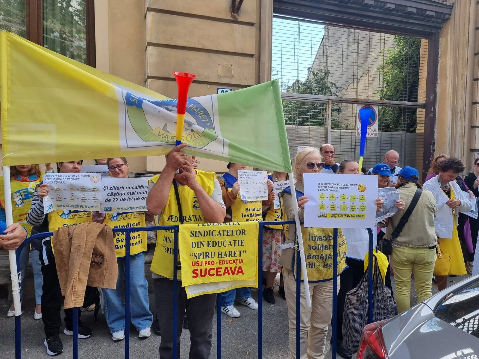 Sindicaliștii din învățământ protestează în fața Guvernului: „A venit momentul să le mulțumim... în stilul nostru!”. Ce le transmite Ministerul Educației