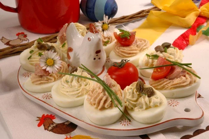 Ouă umplute cu pateu și muștar