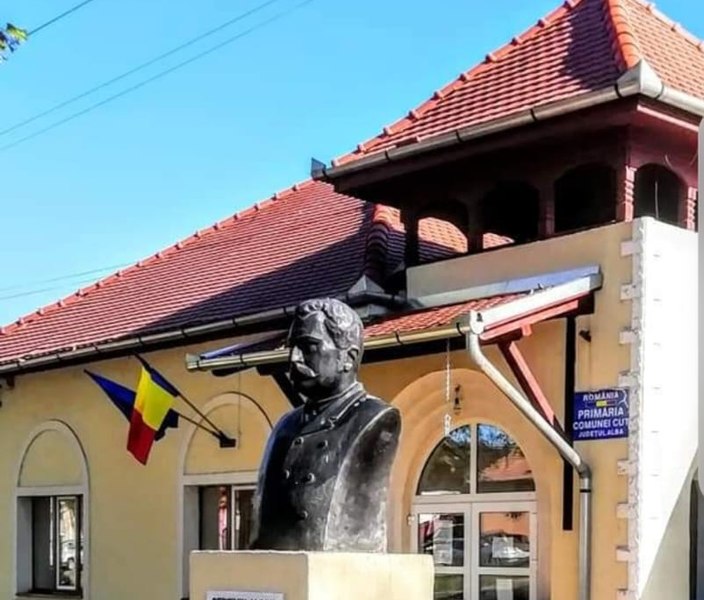 O primărie cu zece angajați a decontat timp de doi ani 38 de abonamente de telefonie mobilă. Care este prejudiciul