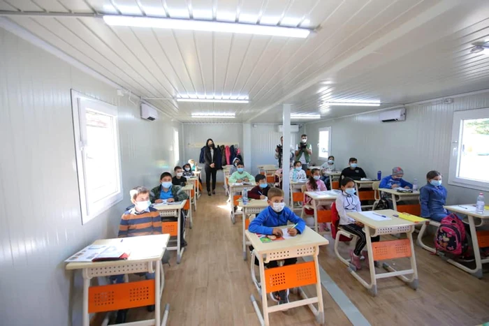 Copiii învaţă în module provizorii FOTO Facebook/CJC