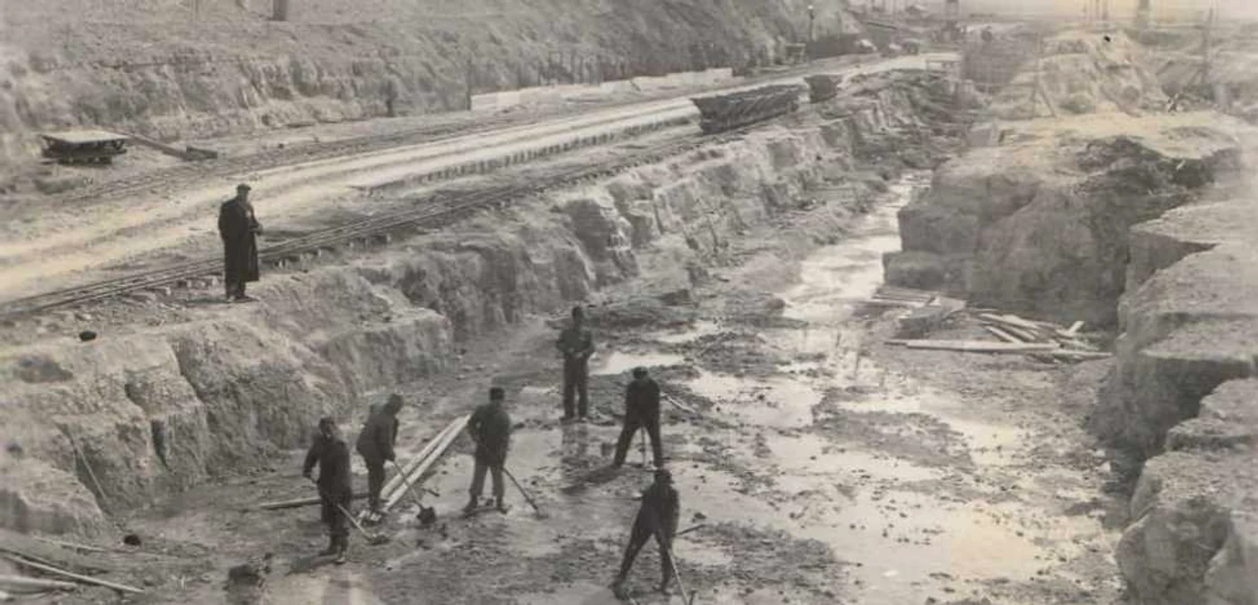 Muncitori pe şantierul Canalului Dunăre-Marea Neagră FOTO Fototeca Ortodoxiei Dobrogene