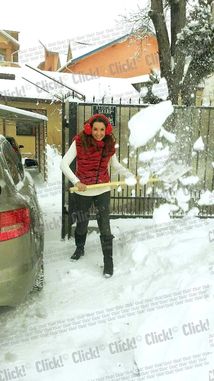 Diana Bart, de la Prima tv, şi-a curăţat autoturismul parcat în faţa vilei din Pipera