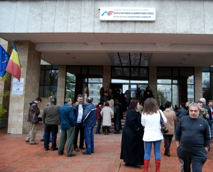 Angajaţii Direcţiei de Finanţe Olt au protestat în faţa instituţiei